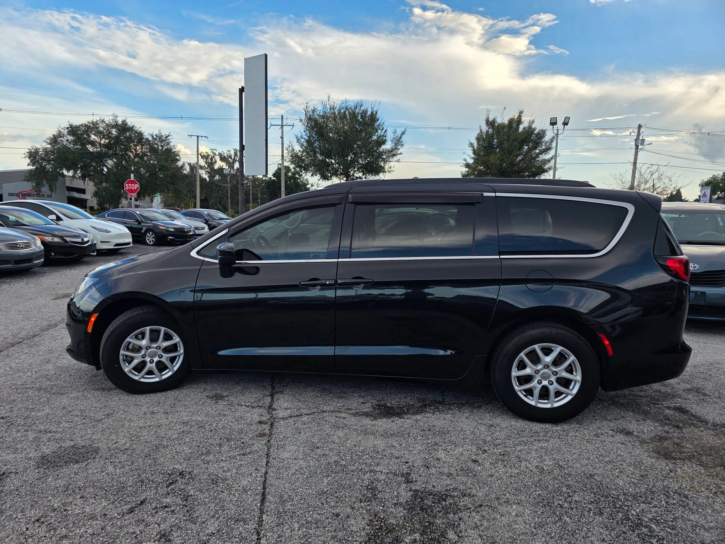 Used 2020 Chrysler Voyager Lxi FWD image 4