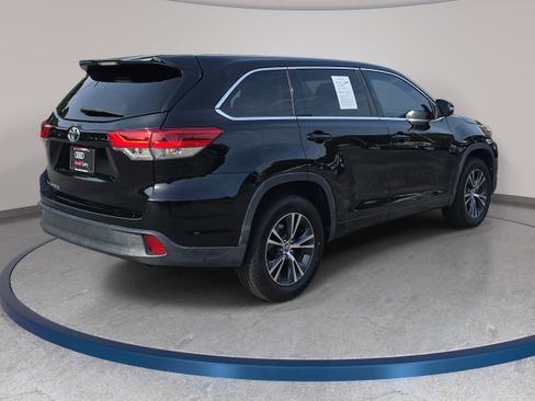 Used 2018 Toyota Highlander LE FWD image 5
