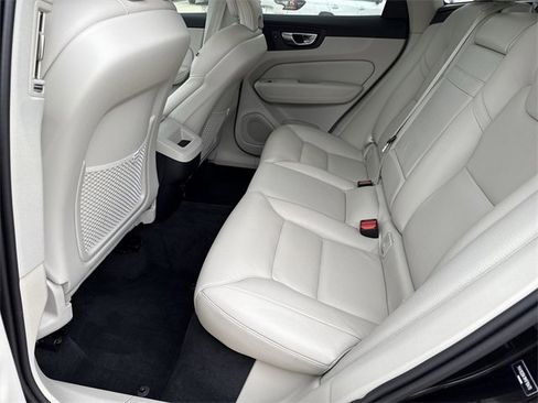 Used 2021 Volvo XC60 T5 Momentum w/ Climate Package image 15