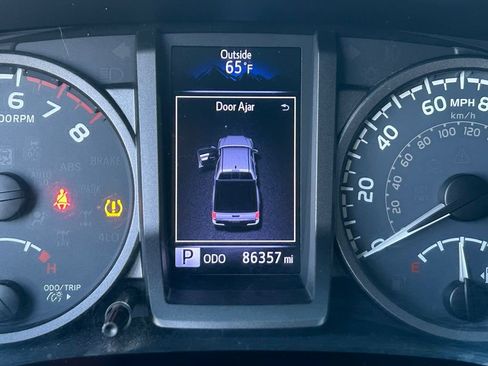 Used 2016 Toyota Tacoma TRD Off-Road w/ Premium & Technology Package AWD/4WD image 18