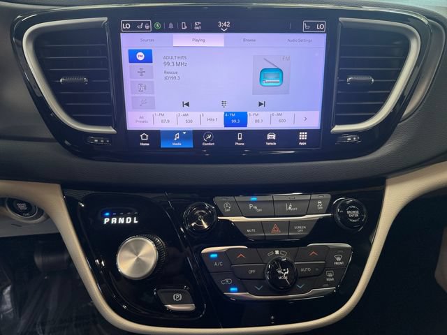 Used 2023 Chrysler Pacifica Touring-L FWD image 3
