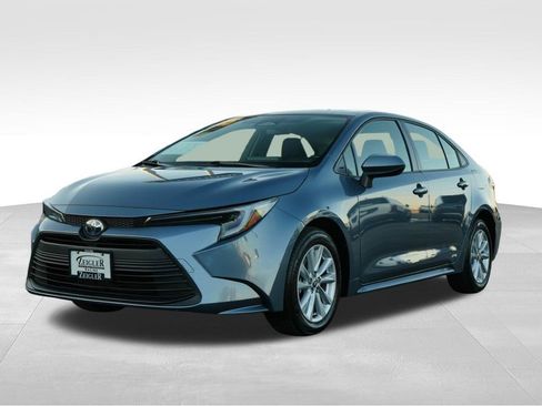 Used 2025 Toyota Corolla LE w/ LE Premium Package image 3