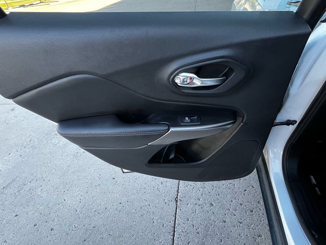 Used 2019 Jeep Cherokee Latitude Plus AWD/4WD image 12