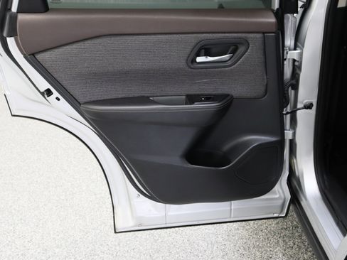 Used 2021 Nissan Rogue SV image 26