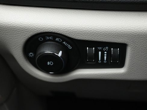 Used 2024 Chrysler Pacifica Touring-L FWD image 20