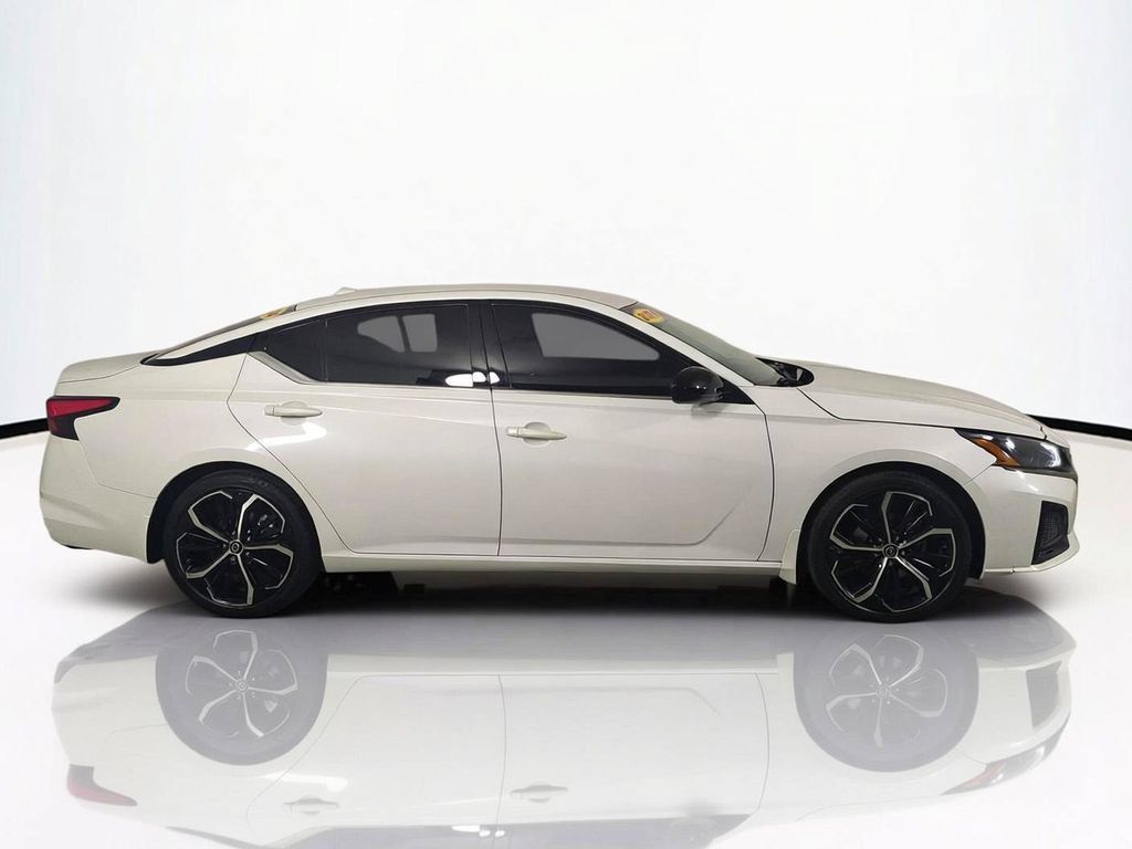 Used 2024 Nissan Altima 2.5 SR FWD image 4