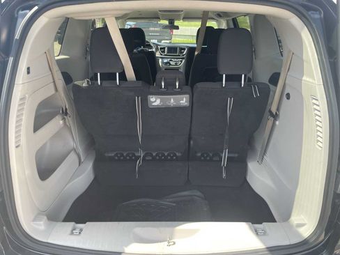 Used 2018 Chrysler Pacifica Touring Plus w/ Tire & Wheel Group FWD image 24