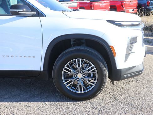 Used 2025 Chevrolet Traverse LT image 9