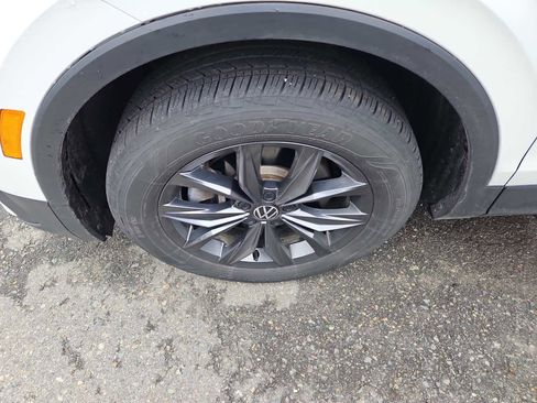 Certified 2023 Volkswagen Tiguan SE w/ Panoramic Sunroof Package image 2