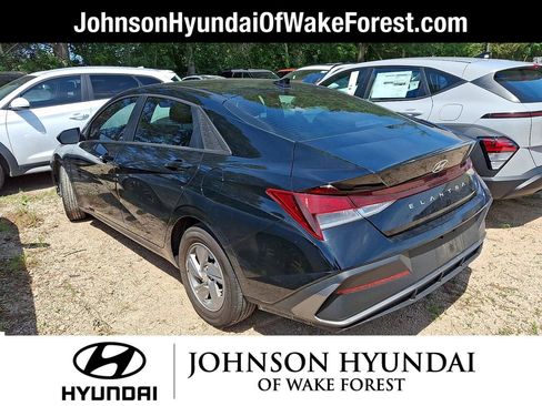 Used 2025 Hyundai Elantra SE FWD image 3