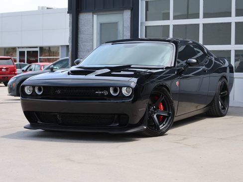 Used 2017 Dodge Challenger SRT Hellcat RWD image 3