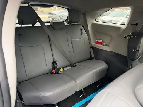 Used 2023 Toyota Sienna XLE FWD image 22
