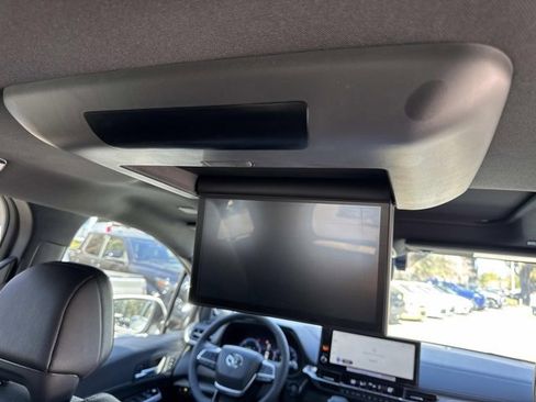 New 2025 Toyota Sienna Platinum image 19