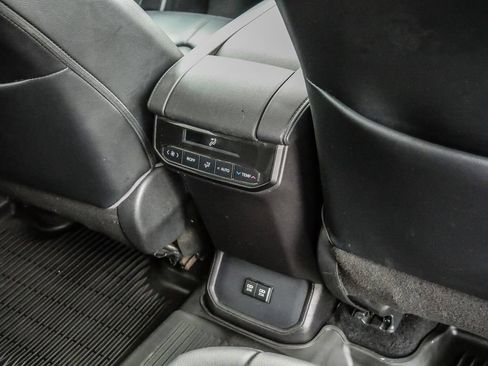 Used 2021 Toyota Highlander XLE AWD/4WD image 22