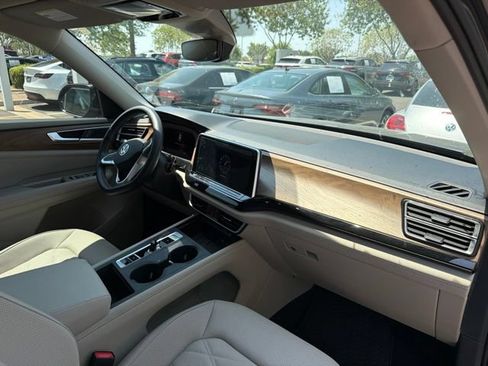 Used 2025 Volkswagen Atlas SE AWD/4WD image 6