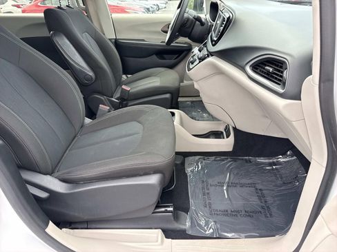 Used 2022 Chrysler Voyager LX FWD image 25