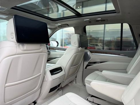 Used 2025 Cadillac Escalade Premium Luxury Platinum image 8