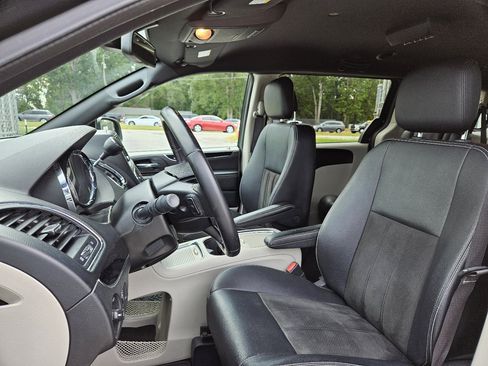 Used 2019 Dodge Grand Caravan SXT image 11