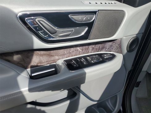Used 2019 Lincoln Navigator Select image 19