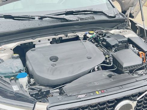 Used 2023 Volvo XC40 B5 Plus image 28