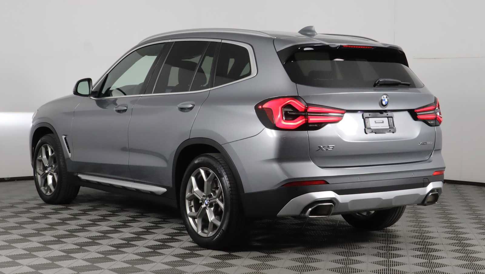 Used 2023 BMW X3 xDrive30i w/ Premium Package AWD/4WD image 4