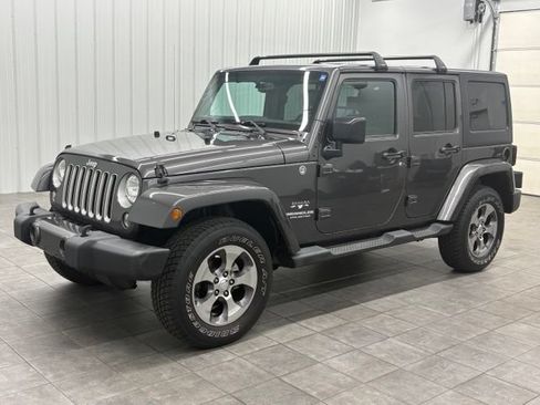 Used 2016 Jeep Wrangler Unlimited Sahara w/ Dual Top Group AWD/4WD image 5