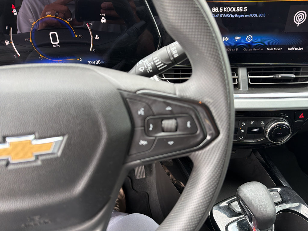 Used 2025 Chevrolet Trax LT FWD image 14