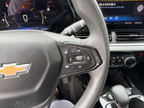 Used 2025 Chevrolet Trax LT FWD image 14