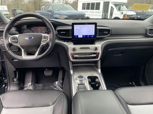 Used 2022 Ford Explorer XLT w/ Equipment Group 202A AWD/4WD image 18