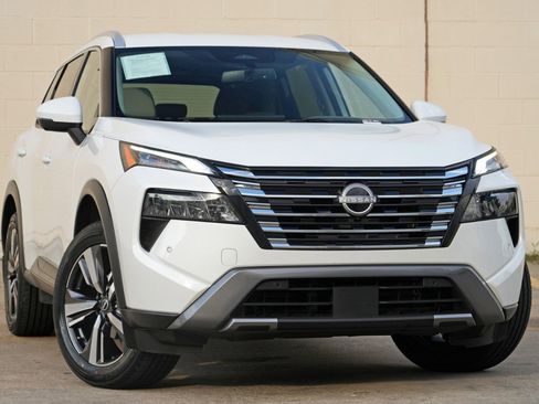 Used 2025 Nissan Rogue SL FWD image 2