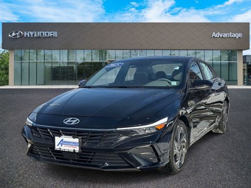 Certified 2025 Hyundai Elantra SEL FWD image 4