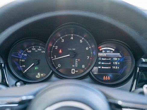 Certified 2025 Porsche Macan image 12