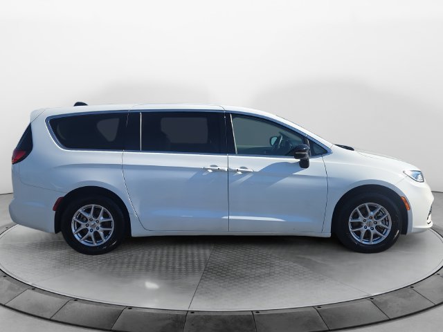 Used 2024 Chrysler Pacifica Touring-L FWD image 6
