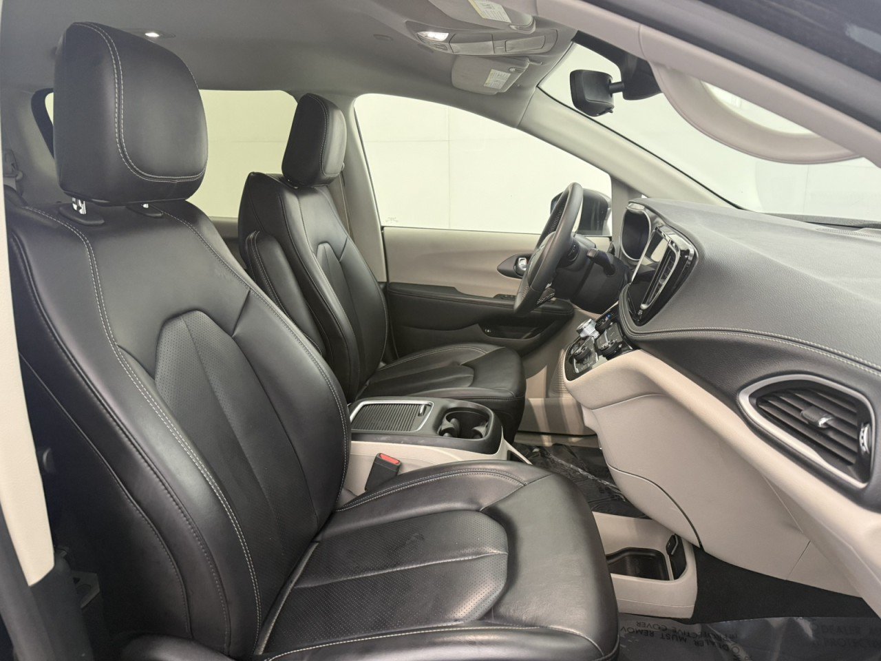 Used 2023 Chrysler Pacifica Touring-L FWD image 10