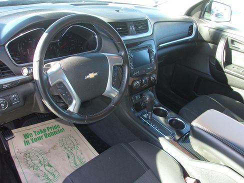 Used 2017 Chevrolet Traverse LT image 18