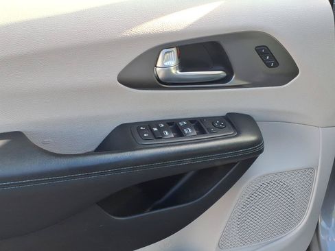 Used 2021 Chrysler Pacifica Touring-L FWD image 7