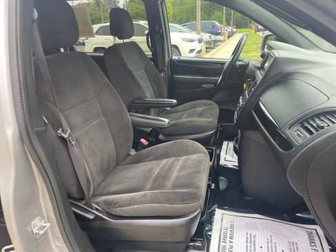 Used 2018 Dodge Grand Caravan SE FWD image 20