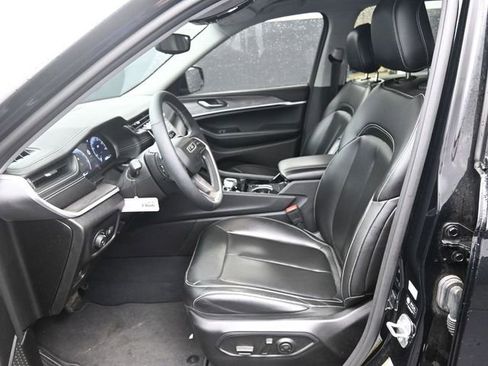 Used 2023 Jeep Grand Cherokee Limited w/ Black Appearance Package image 16