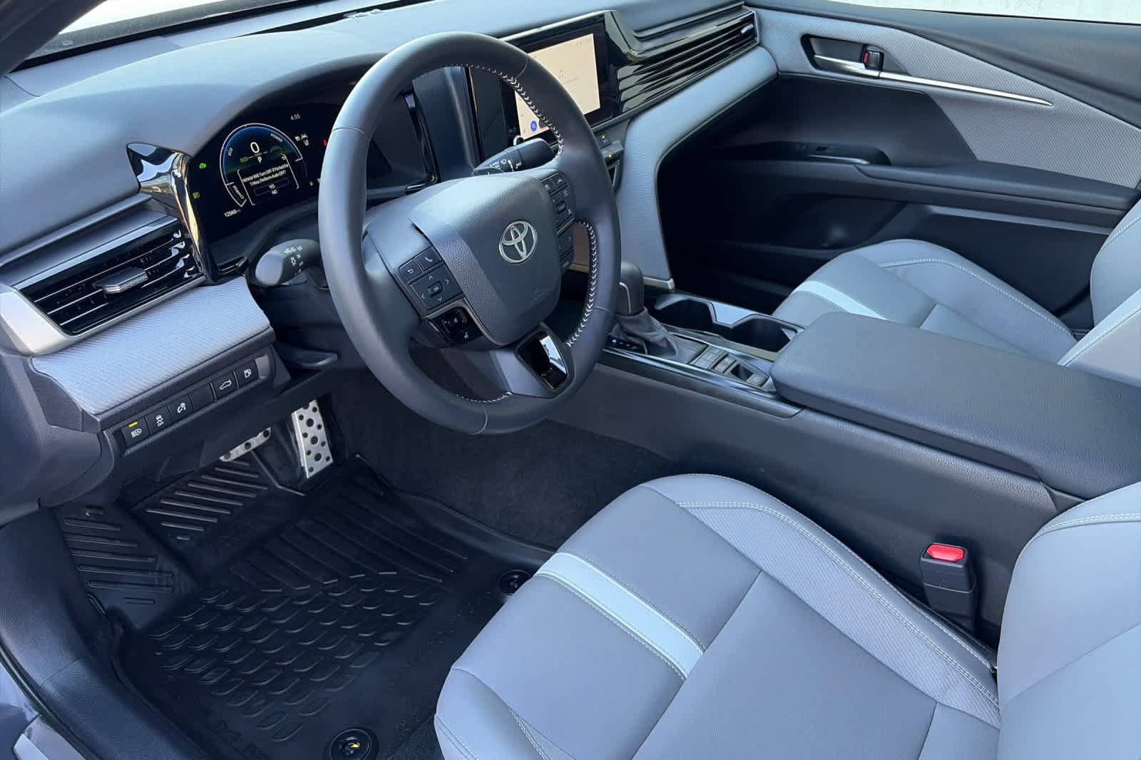 Used 2025 Toyota Camry SE FWD image 11