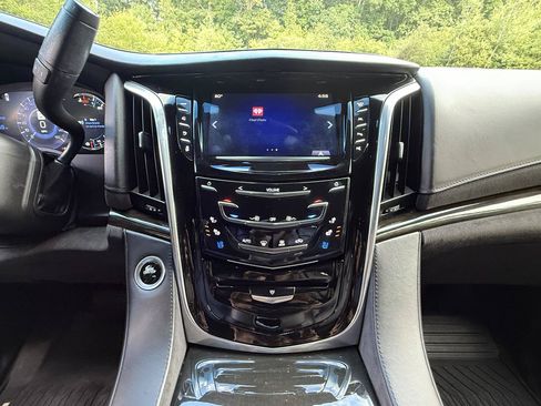 Used 2019 Cadillac Escalade Platinum AWD/4WD image 25