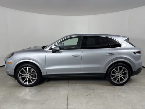 Certified 2025 Porsche Cayenne AWD/4WD image 2