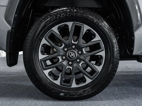 Used 2025 Toyota Tundra Limited AWD/4WD image 19