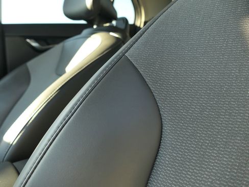 Used 2023 Kia Niro EX Touring image 13