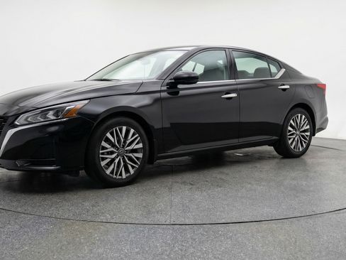 Used 2025 Nissan Altima 2.5 SV image 3