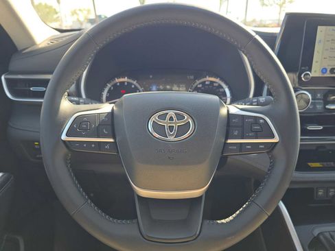 Used 2025 Toyota Highlander XLE FWD image 25