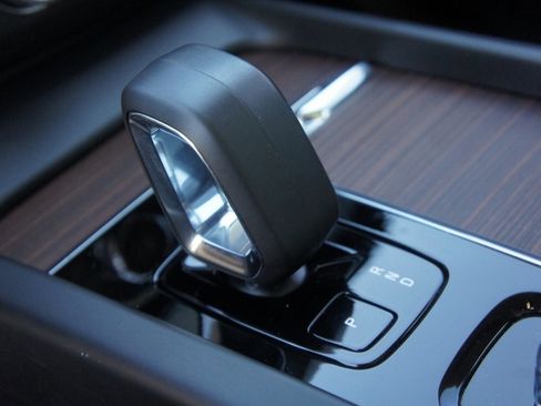 Certified 2024 Volvo XC60 B5 Plus w/ Climate Package image 20