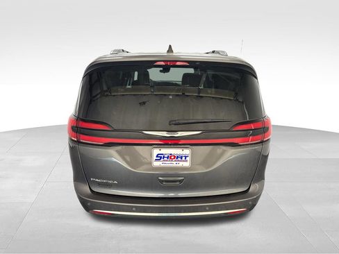 Used 2022 Chrysler Pacifica Touring-L FWD image 5
