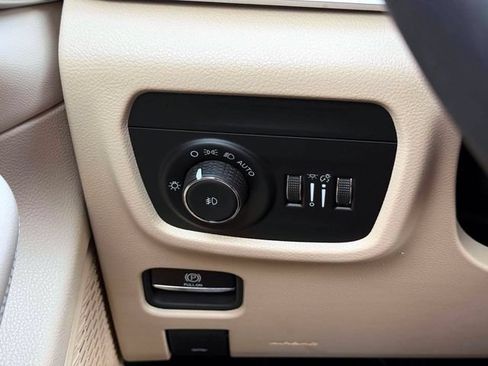Used 2023 Jeep Grand Cherokee L Limited w/ Luxury Tech Group II AWD/4WD image 23