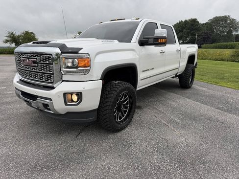 Used 2019 GMC Sierra 2500 Denali w/ Duramax Plus Package AWD/4WD image 2