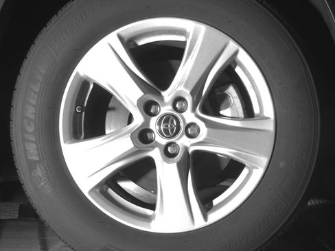 Used 2025 Toyota Highlander LE FWD image 13